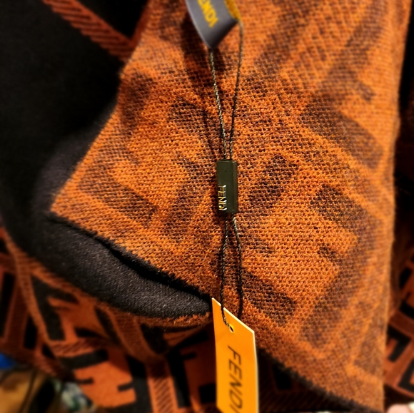 🌟 SOLD Fendi Poncho - Picture 3 of 5